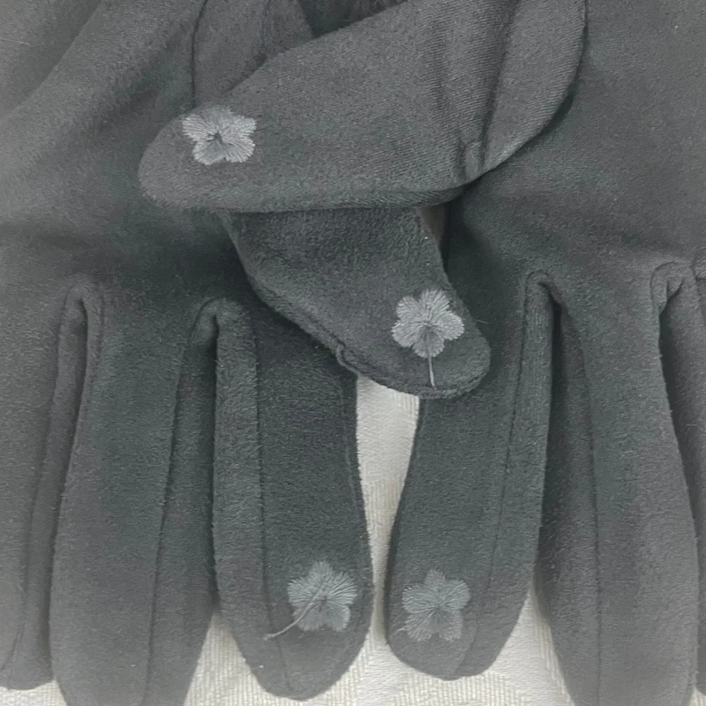 NWT Women's Grey Faux Suede/Fur Cuff Gloves with Faux Pearl Accent. SMART TOUCH